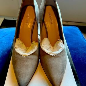 Size 8 Nine West light grey suede pump.